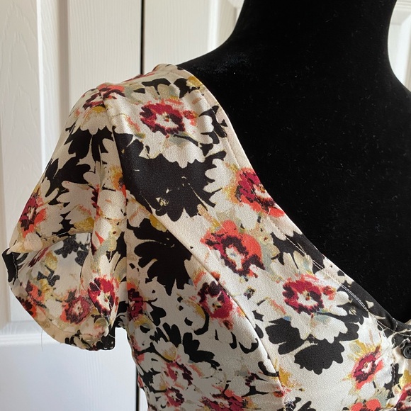 Floral Button up & Tie in the back dress - Picture 7 of 8